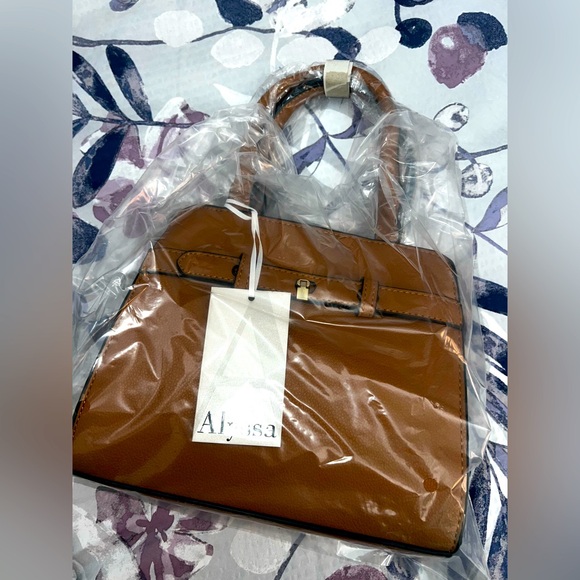 Small Vegan Leather Purse New in Packaging - Picture 7 of 10